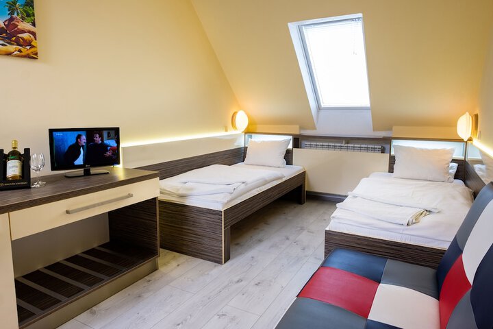 Room 8 of 99