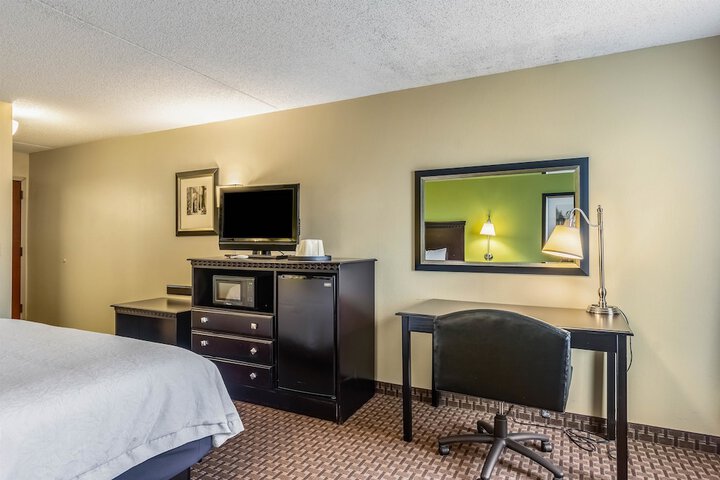 1 Queen Bed (4 of 8)