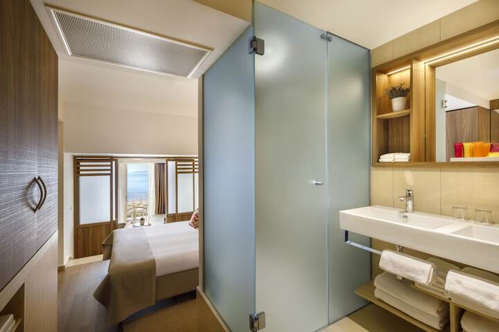 Room 52 of 94