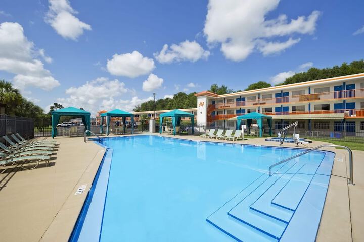 Pool Hotel
