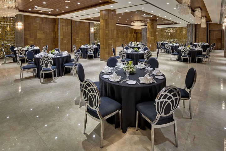 Ballroom/Hall 36 of 43