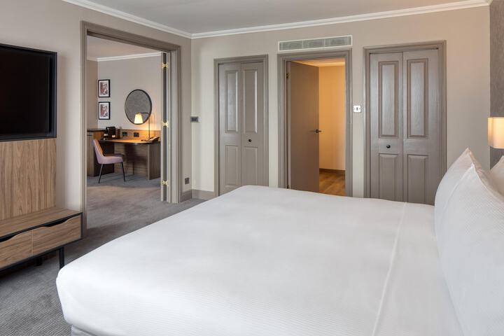 Room 32 of 80