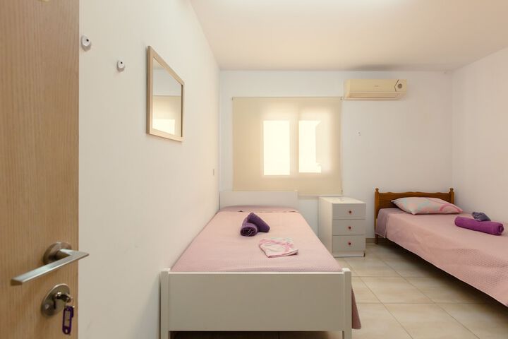 Room 52 of 63