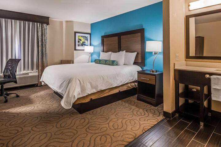 1 King Bed Microwave and Refrigerator WiFi Full Breakfast (3 of 5)