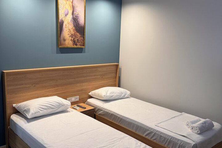 Room 7 of 18