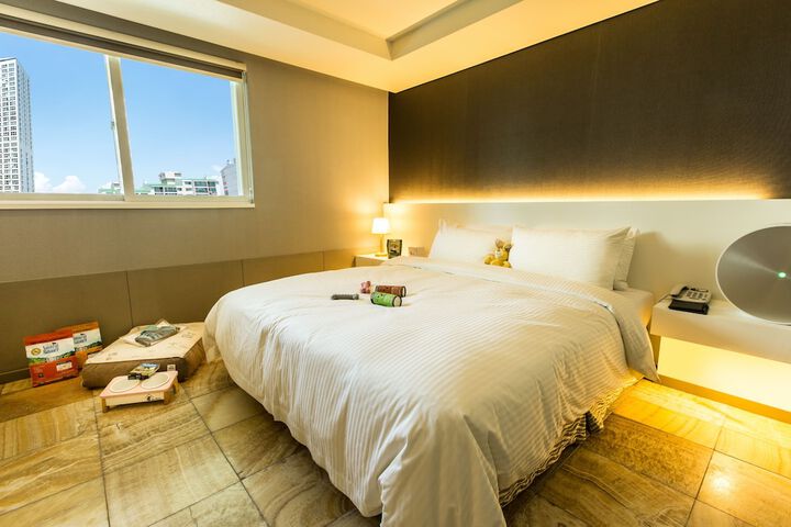 Room 3 of 12
