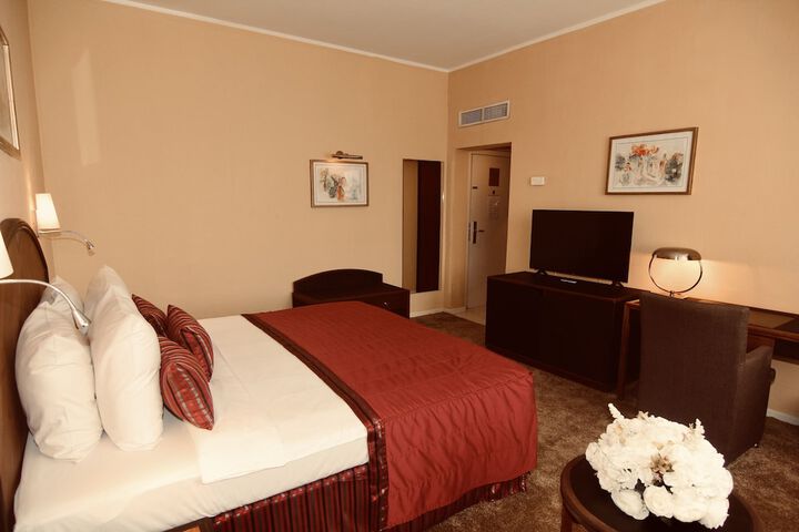 Room 15 of 87