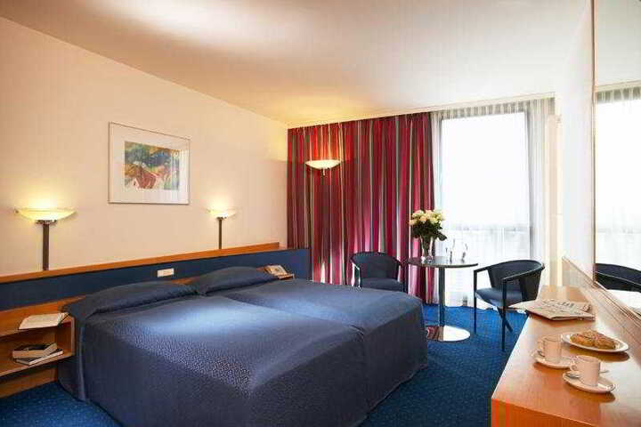 Room 4 of 17