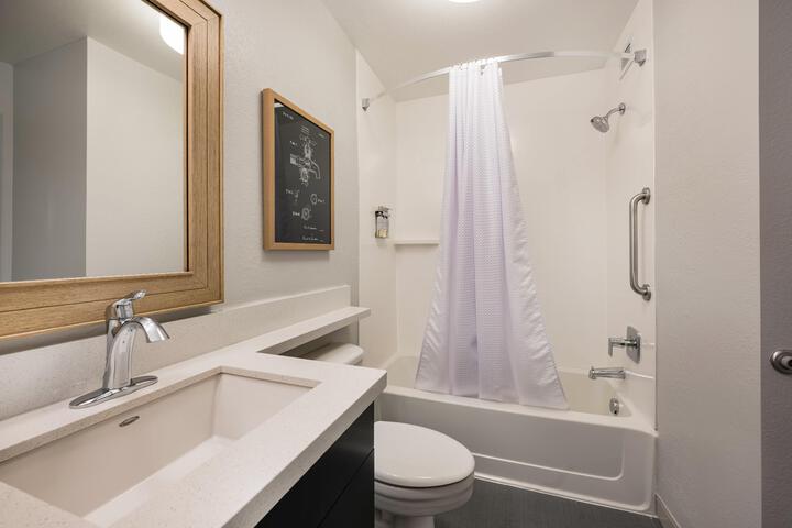 Studio Suite Queen Bed (4 of 17)