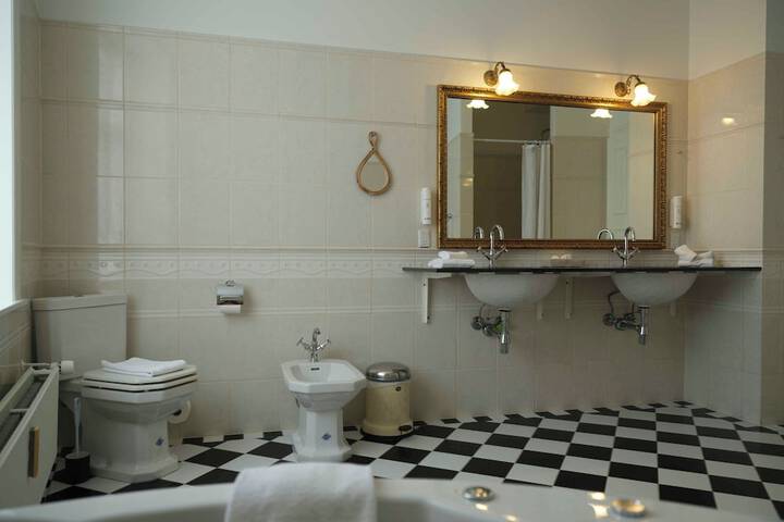 Room 135 of 214