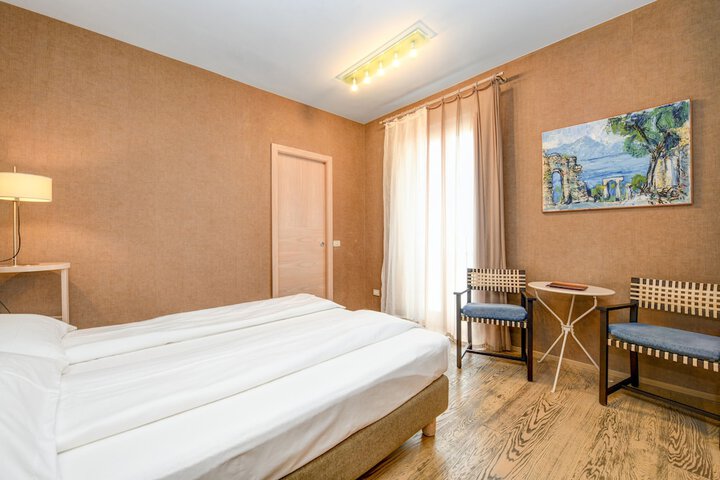 Room 53 of 164