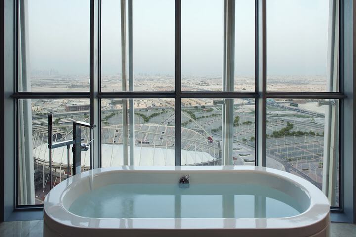 Deep soaking bathtub