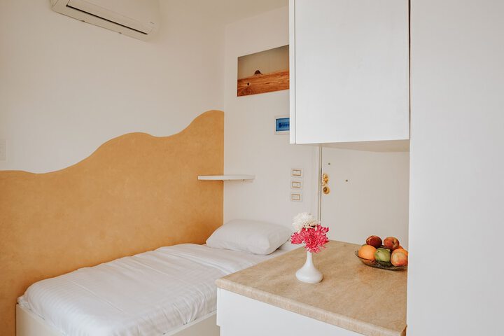 Room 3 of 98