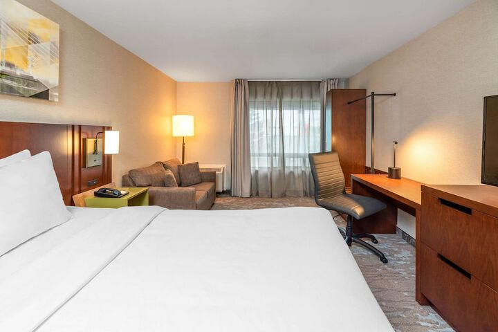 1 King Bed (5 of 8)