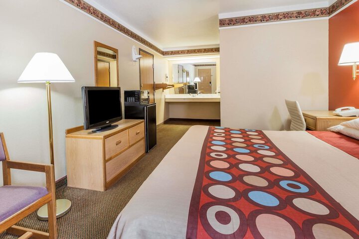 1 King Bed Deluxe Room (11 of 12)