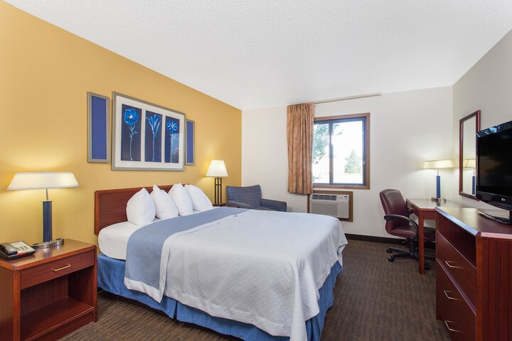 1 Queen Bed (7 of 7)