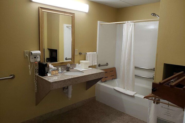 1 King Accessible Walk in Shower Love Seat Exterior Corridor Full Breakfast (26 of 26)