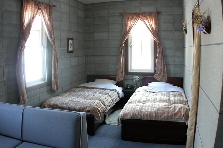 Room 2 of 40