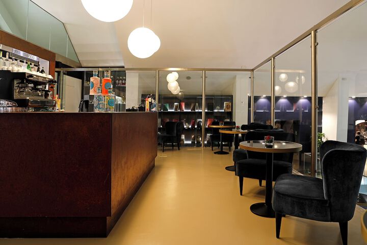 Lounge 34 of 42