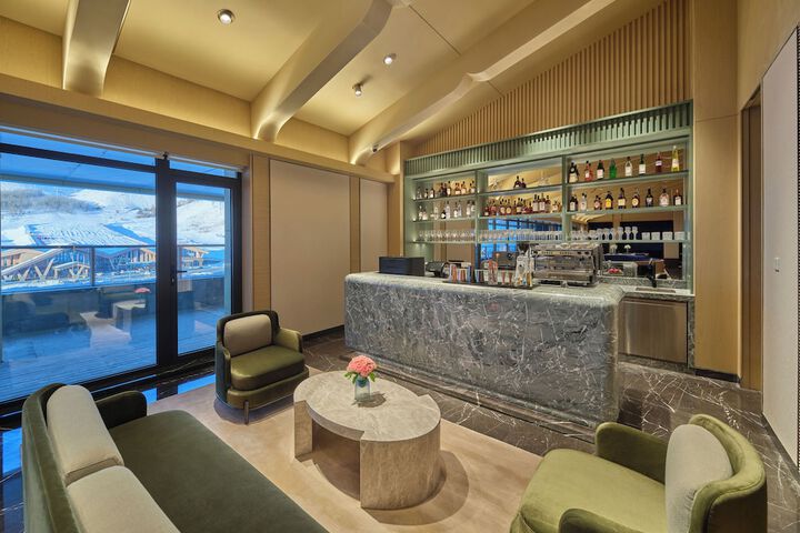 Lounge 64 of 71