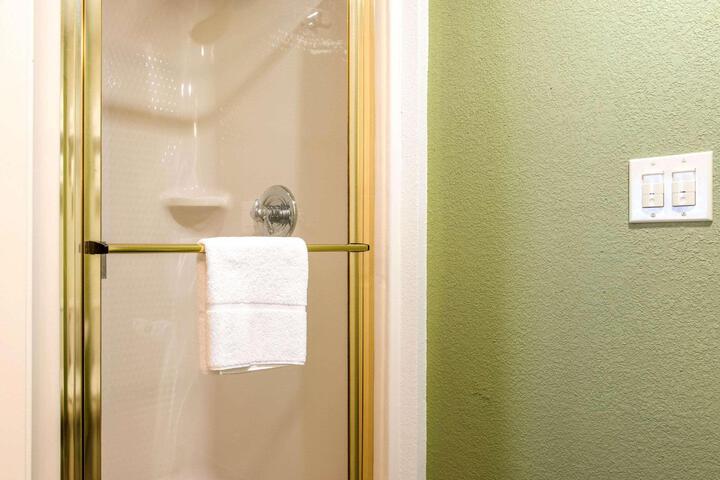 1 Queen Bed Accessible (7 of 19)