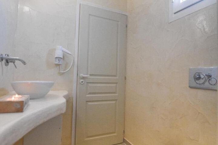 Room 13 of 28