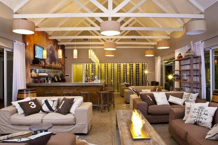 Lounge 10 of 14
