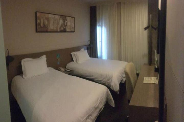Room 6 of 29