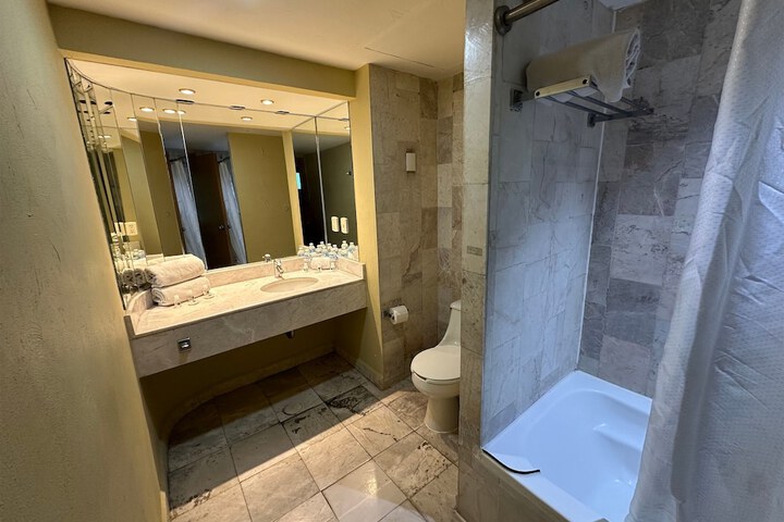 Room 32 of 49