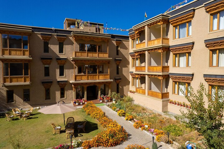 Hotel Exterior 35 of 40
