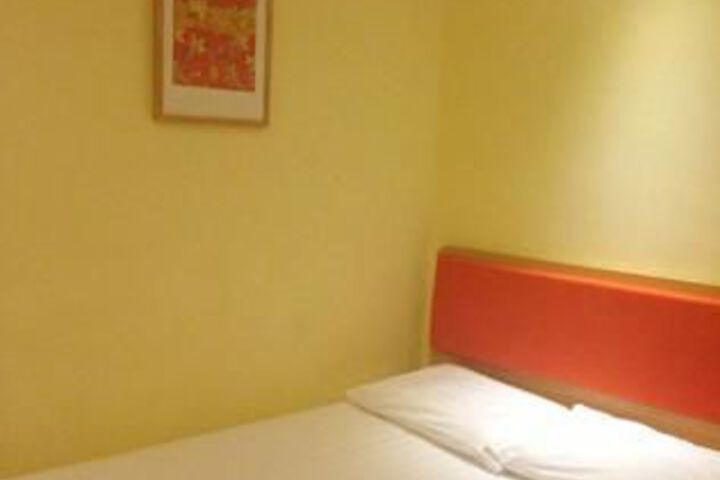 Room 5 of 11