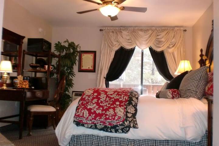 Deluxe King Bed Partial Lake View (18 of 48)