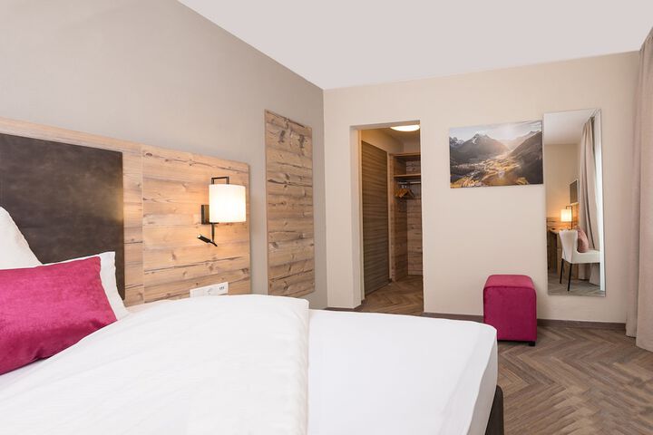 Room 3 of 67