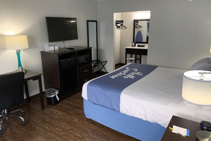 1 King Bed Mobility Hearing Accessible Room Roll in Shower (2 of 17)