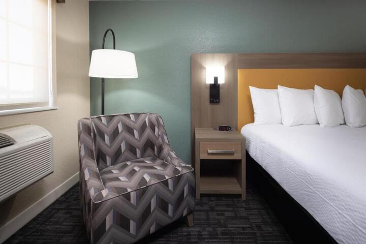 1 Queen Bed Accessible (3 of 21)