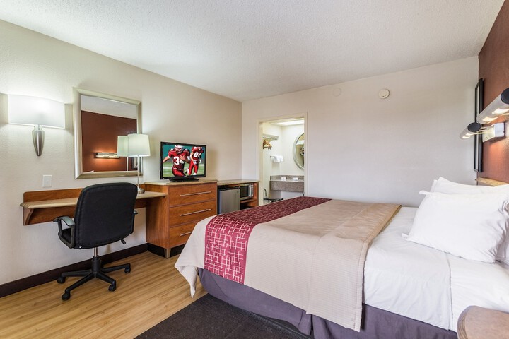 Deluxe King Bed Accessible (8 of 11)