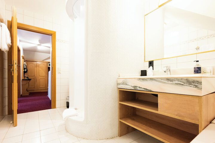 Room 42 of 95