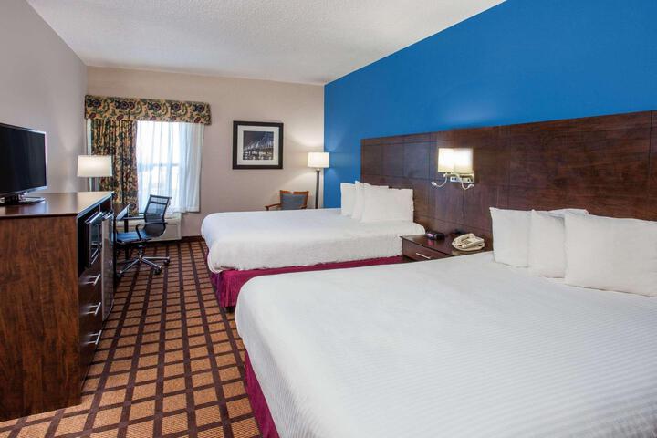 1 Queen Bed Accessible Room (11 of 18)