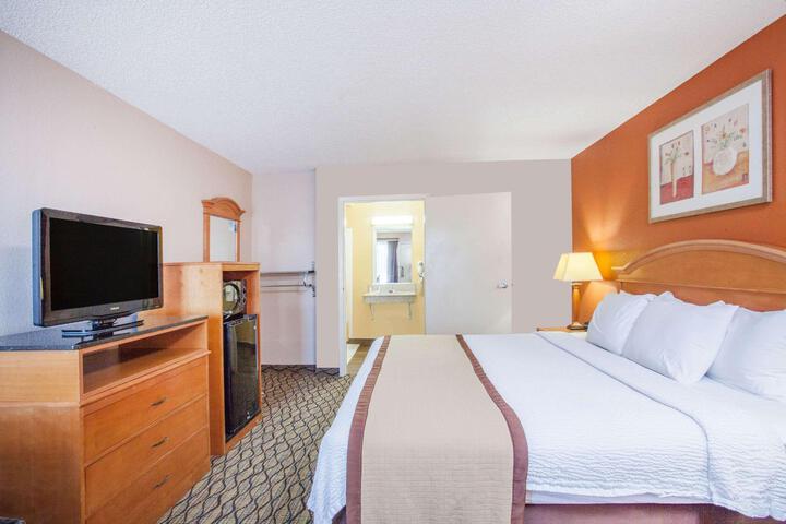 1 King Bed (2 of 30)