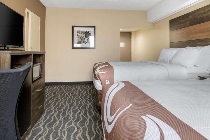 2 Queen Beds (8 of 15)