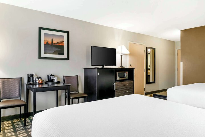 2 Queen Beds Annex Building Exterior Entrance No Elevator Accessible Microwave and Refrigerator WiFi Full Breakfast (8 of 15)