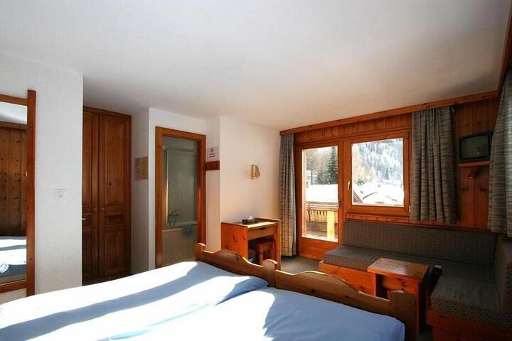 Room 1 of 6