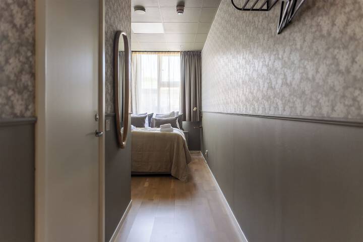 Room 3 of 65