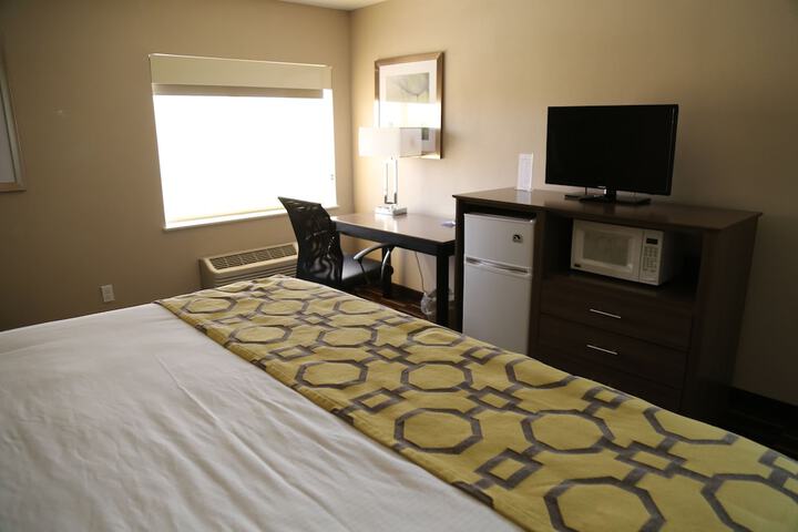 1 King Bed (2 of 19)
