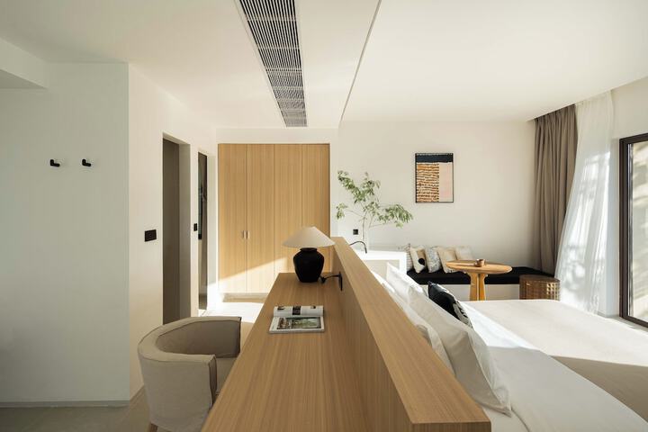 Room 102 of 331
