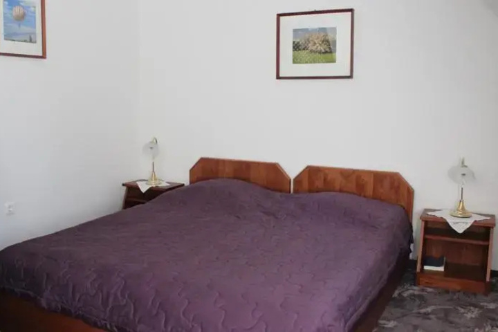 Room 4 of 10