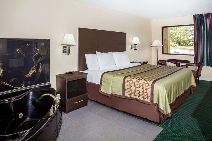 1 King Bed (5 of 11)
