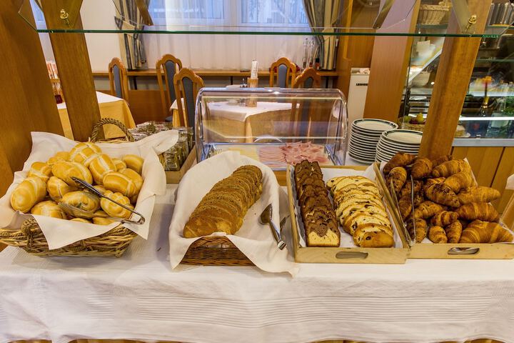 Breakfast/Coffee Service 25 of 40