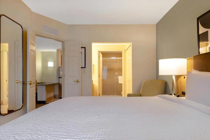 Suite Queen Size Bed (4 of 20)