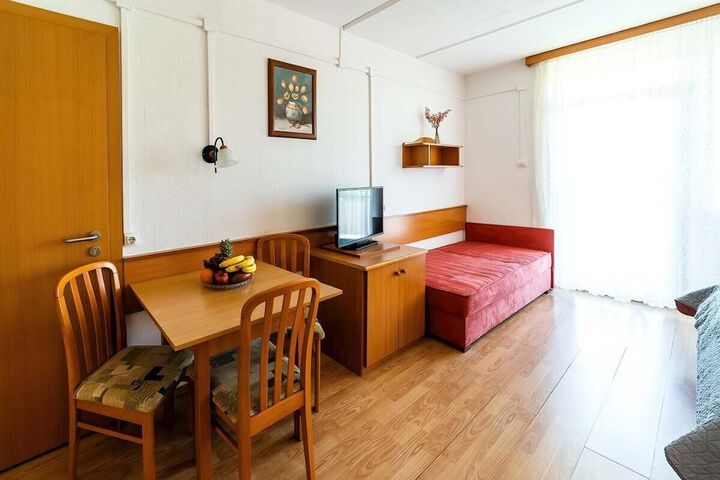 Room 2 of 63